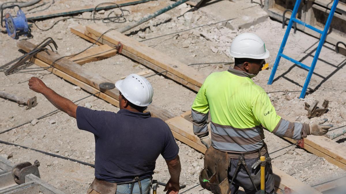 Foto de dos albañiles en una obra para ejemplificar la Falta de mano de obra que hay en España